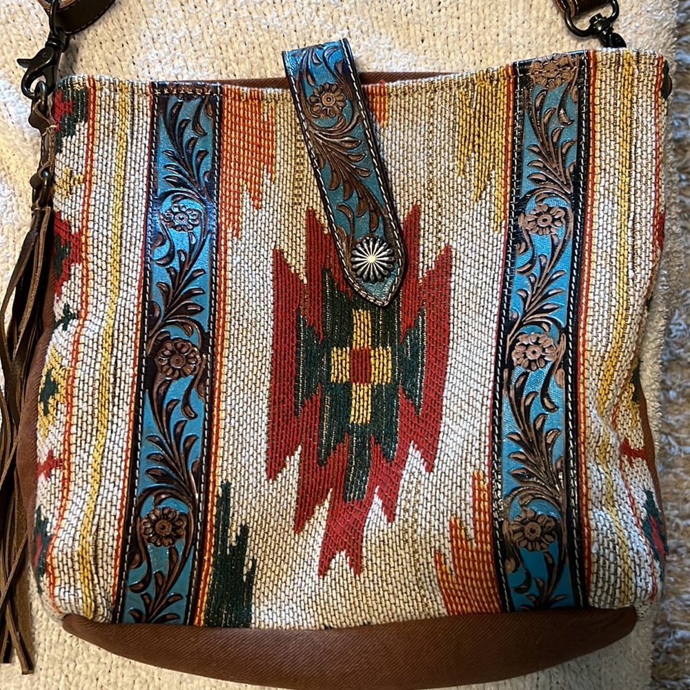 Like new Western Myra bag - shoulder bag with leather and gorgeous colors.